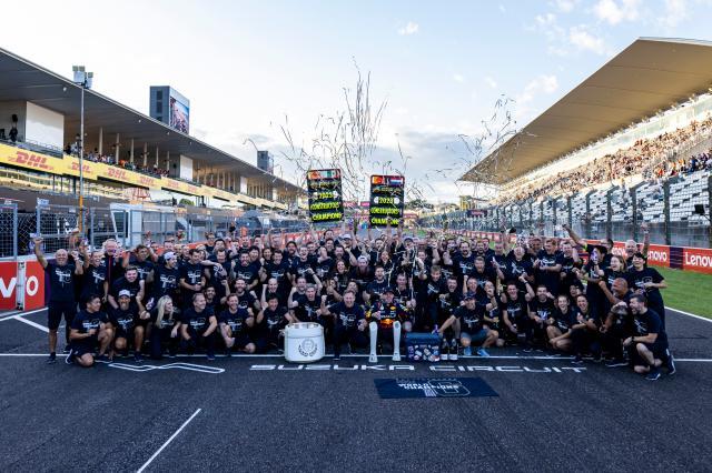 宝彩网-维斯塔潘笑傲铃木赛道 红牛车队加冕F1“六冠王”